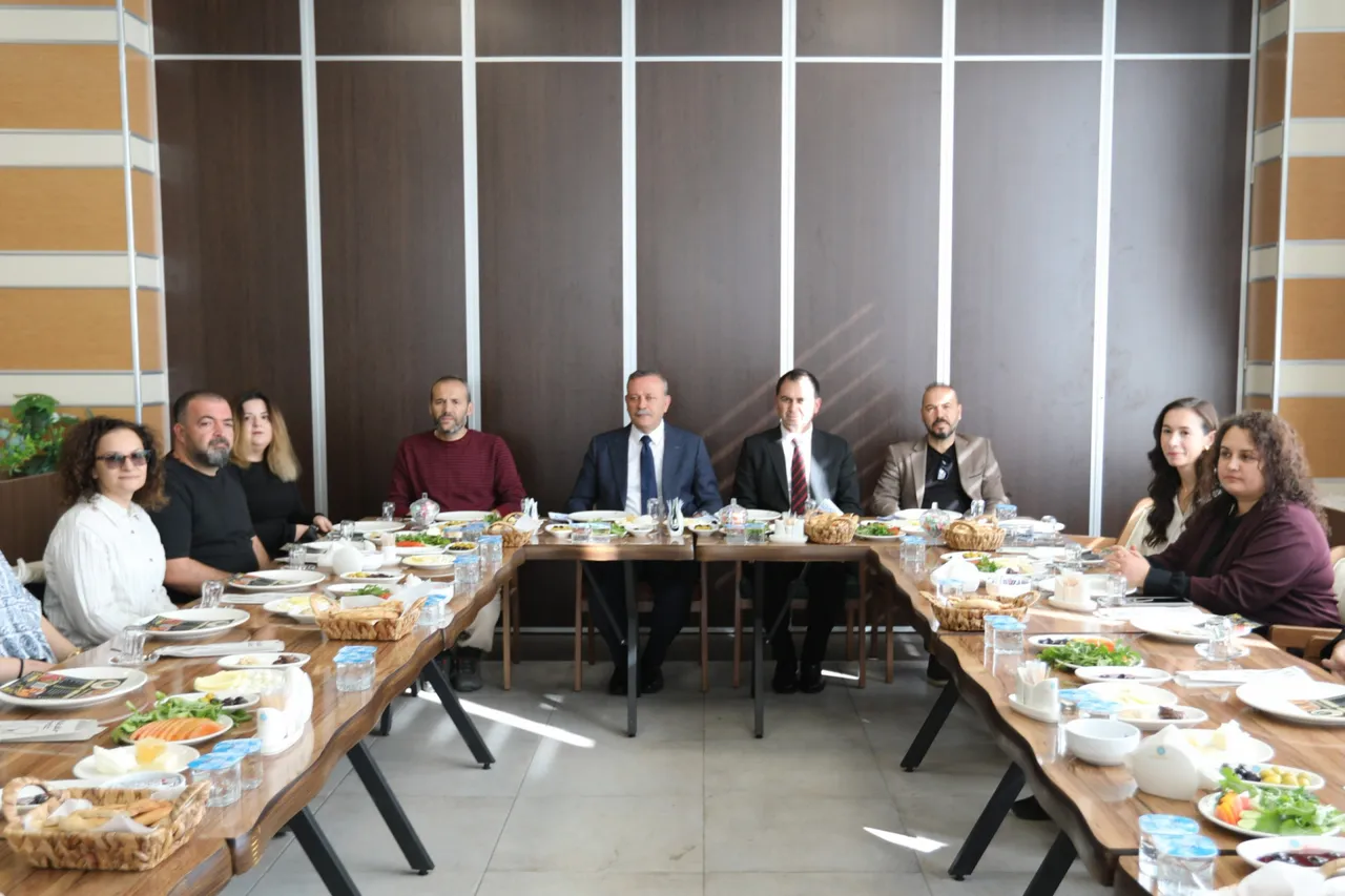 Rektör Elmastaş, matematik bölümüne yerleşen öğrencilerle kahvaltı programında buluştu
