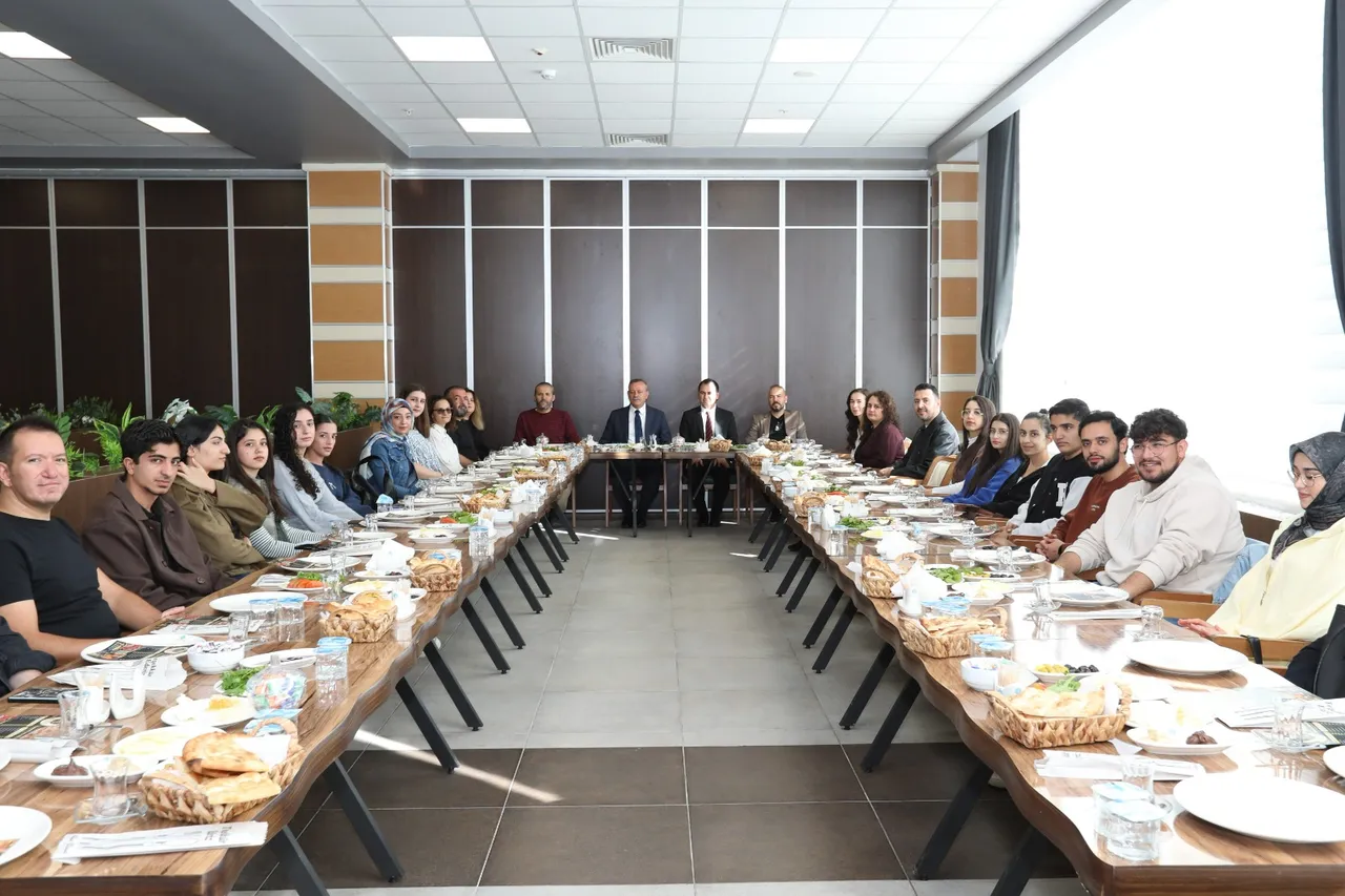 Rektör Elmastaş, matematik bölümüne yerleşen öğrencilerle kahvaltı programında buluştu