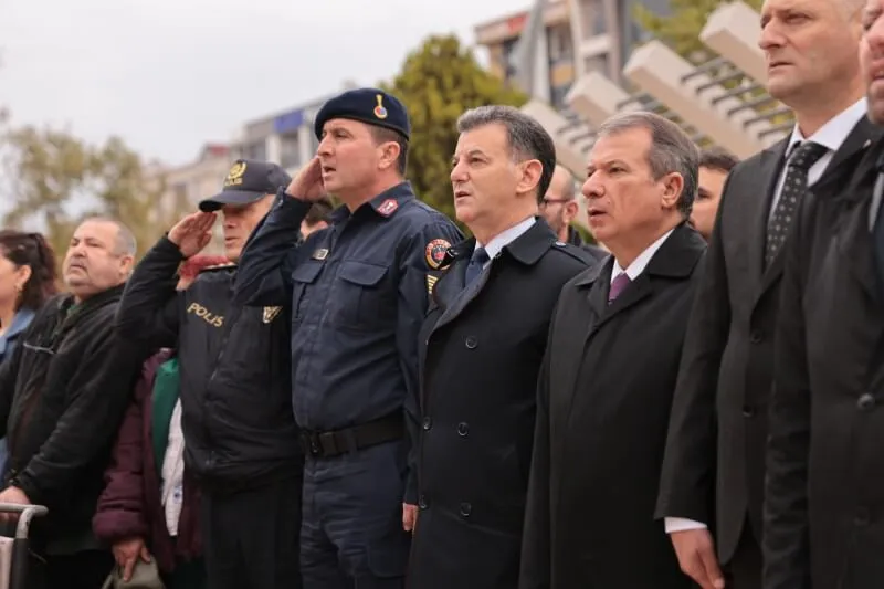 19 Ekim Muhtarlar Günü dolayısıyla ilçesinde çelenk sunma töreni düzenlendi