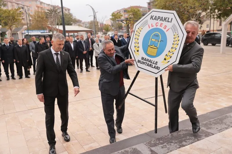 19 Ekim Muhtarlar Günü dolayısıyla ilçesinde çelenk sunma töreni düzenlendi