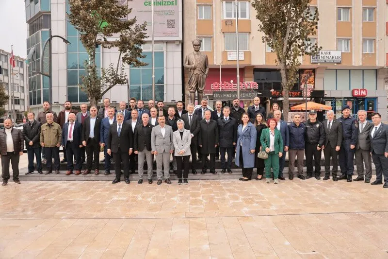 19 Ekim Muhtarlar Günü dolayısıyla ilçesinde çelenk sunma töreni düzenlendi