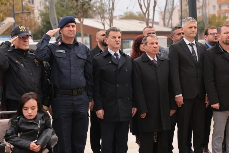 19 Ekim Muhtarlar Günü dolayısıyla ilçesinde çelenk sunma töreni düzenlendi