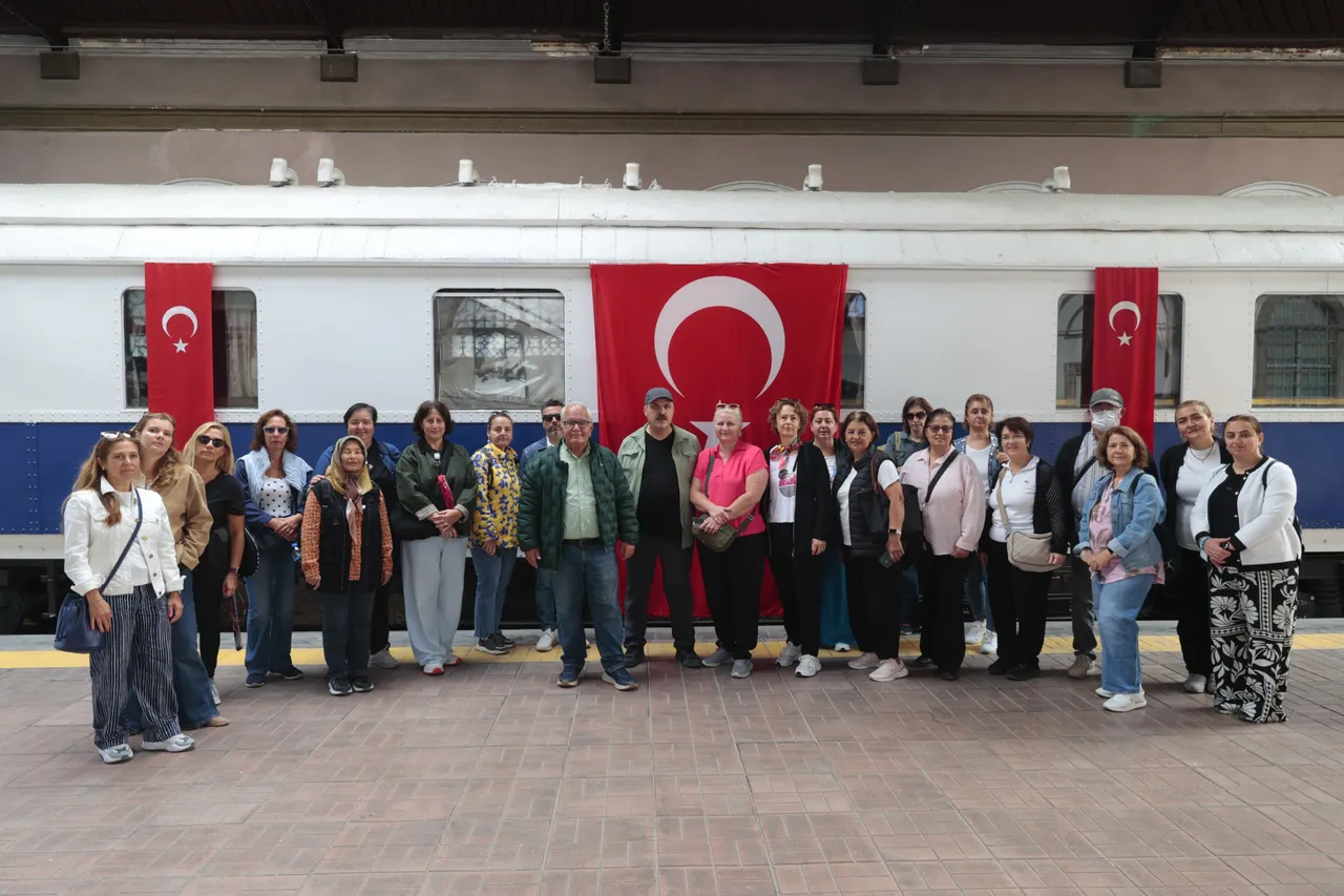 İzmirliler, kültürel miras gezileriyle konakı keşfediyor