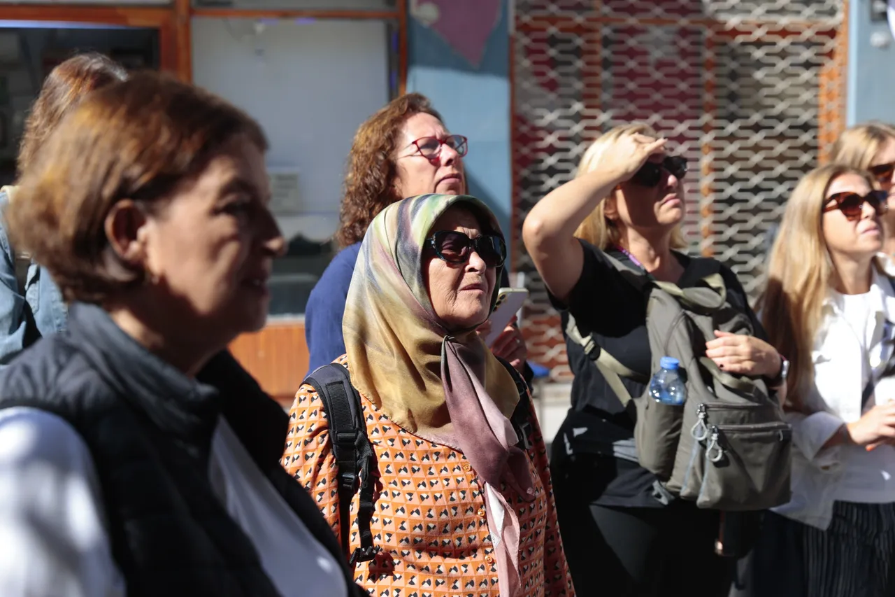 İzmirliler, kültürel miras gezileriyle konakı keşfediyor