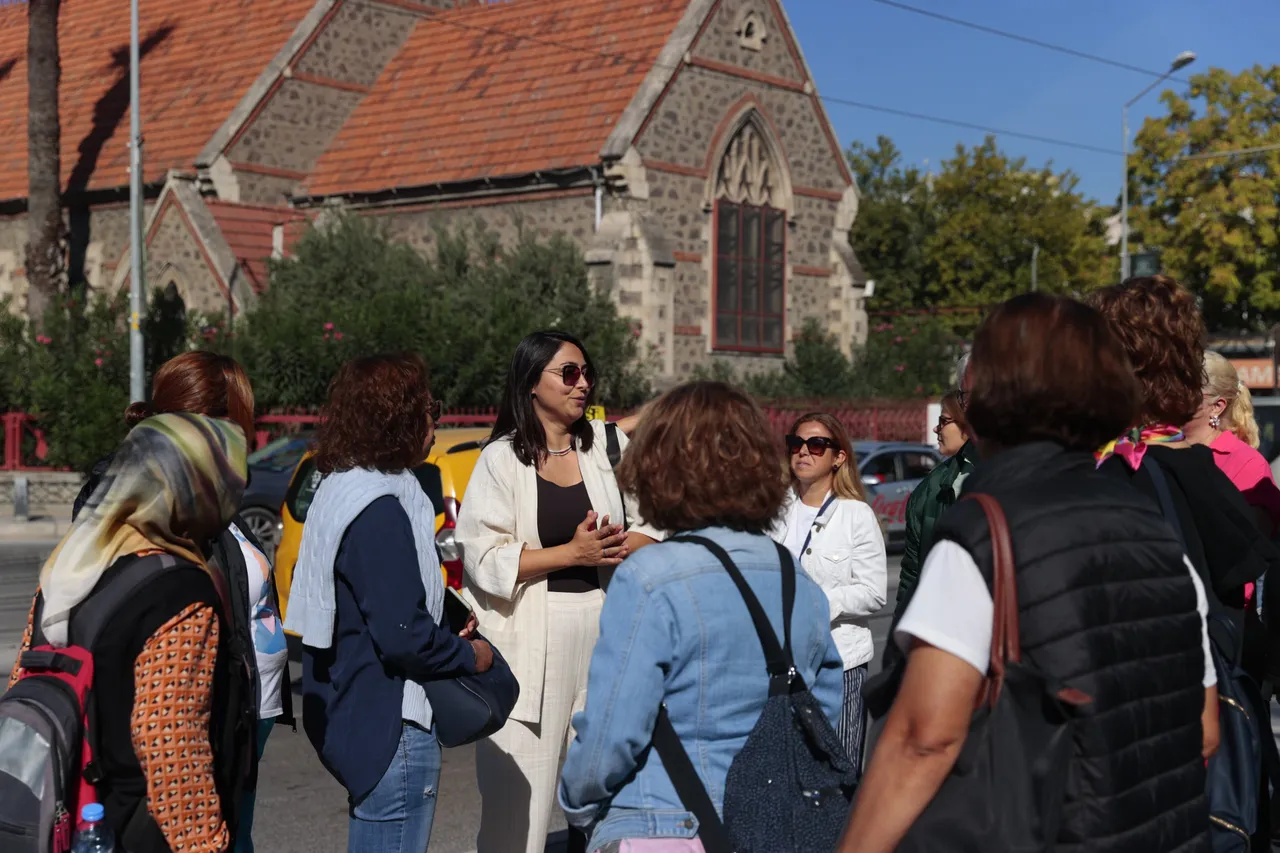 İzmirliler, kültürel miras gezileriyle konakı keşfediyor