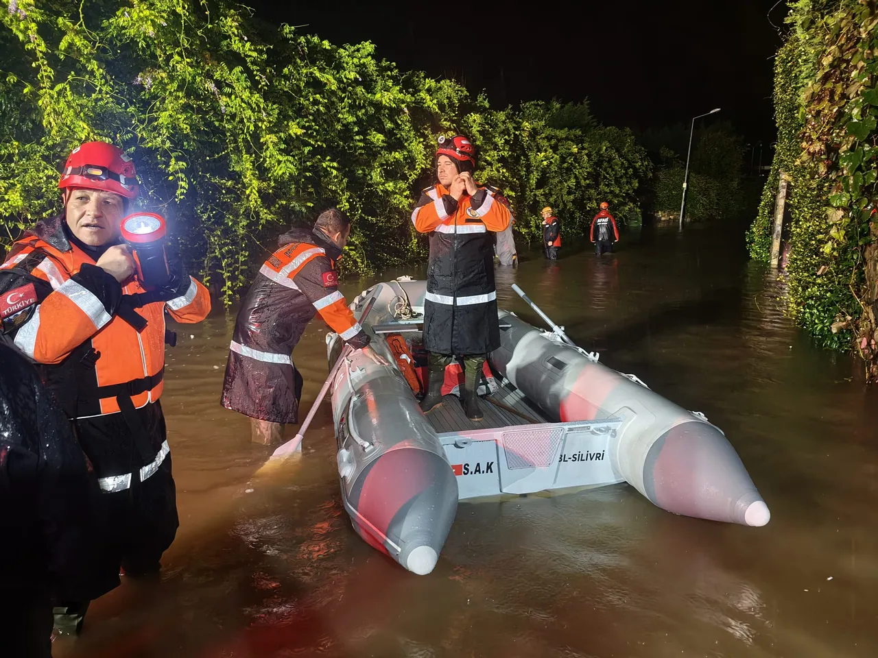 Silivri arama kurtarma ekibi, İstanbul’daki sel ve su baskınlarında görev alıyor