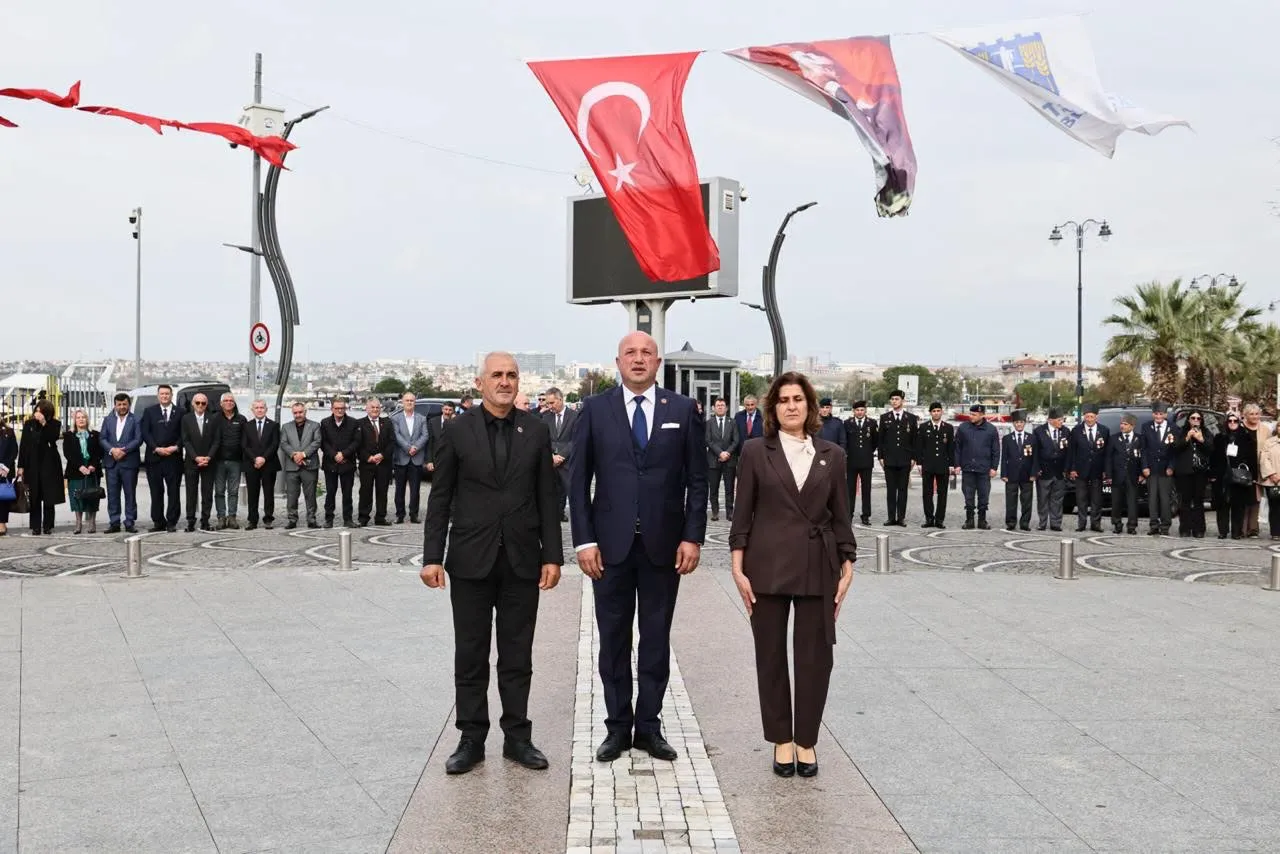Silivri’de 19 Ekim Muhtarlar Günü dolayısıyla çelenk sunma töreni düzenlendi