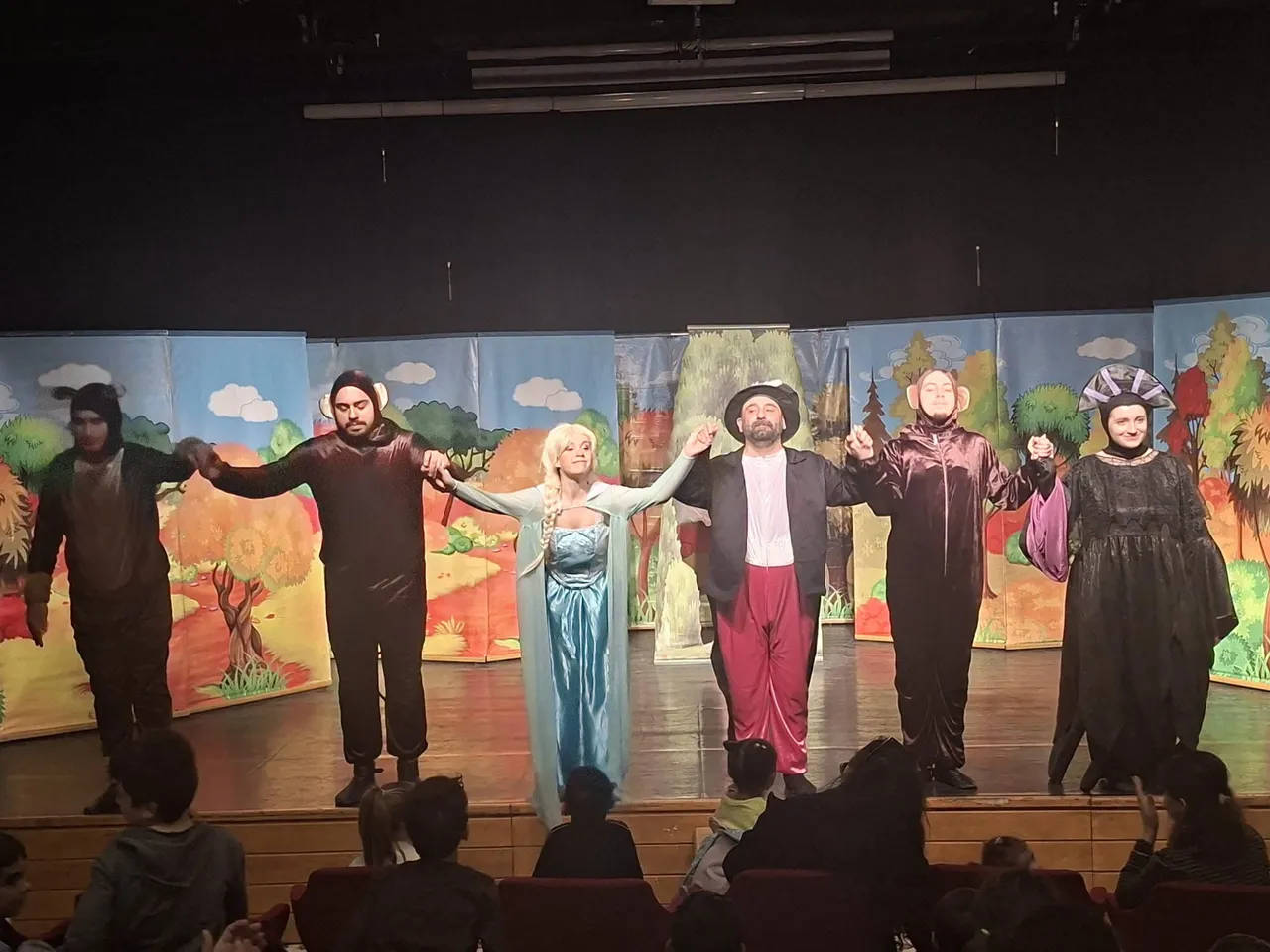 “Orman Dostları” çocuk tiyatrosu minik izleyicilerle buluştu