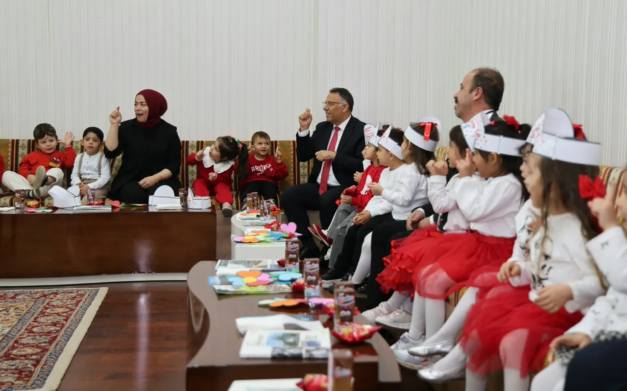Öğrencilerden Rektör Gürel’e "Sıfır Atık" Temalı Cumhuriyet hediyesi