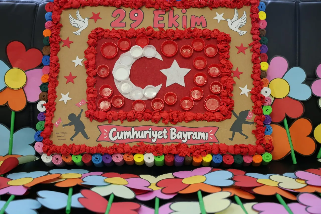 Öğrencilerden Rektör Gürel’e "Sıfır Atık" Temalı Cumhuriyet hediyesi