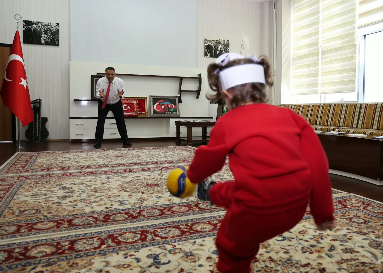Öğrencilerden Rektör Gürel’e "Sıfır Atık" Temalı Cumhuriyet hediyesi