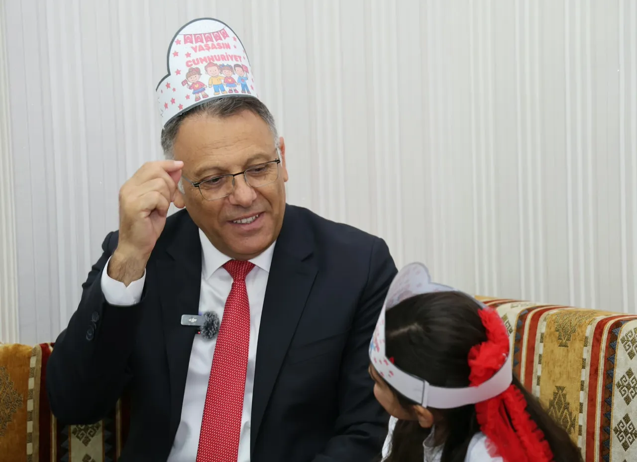 Öğrencilerden Rektör Gürel’e "Sıfır Atık" Temalı Cumhuriyet hediyesi