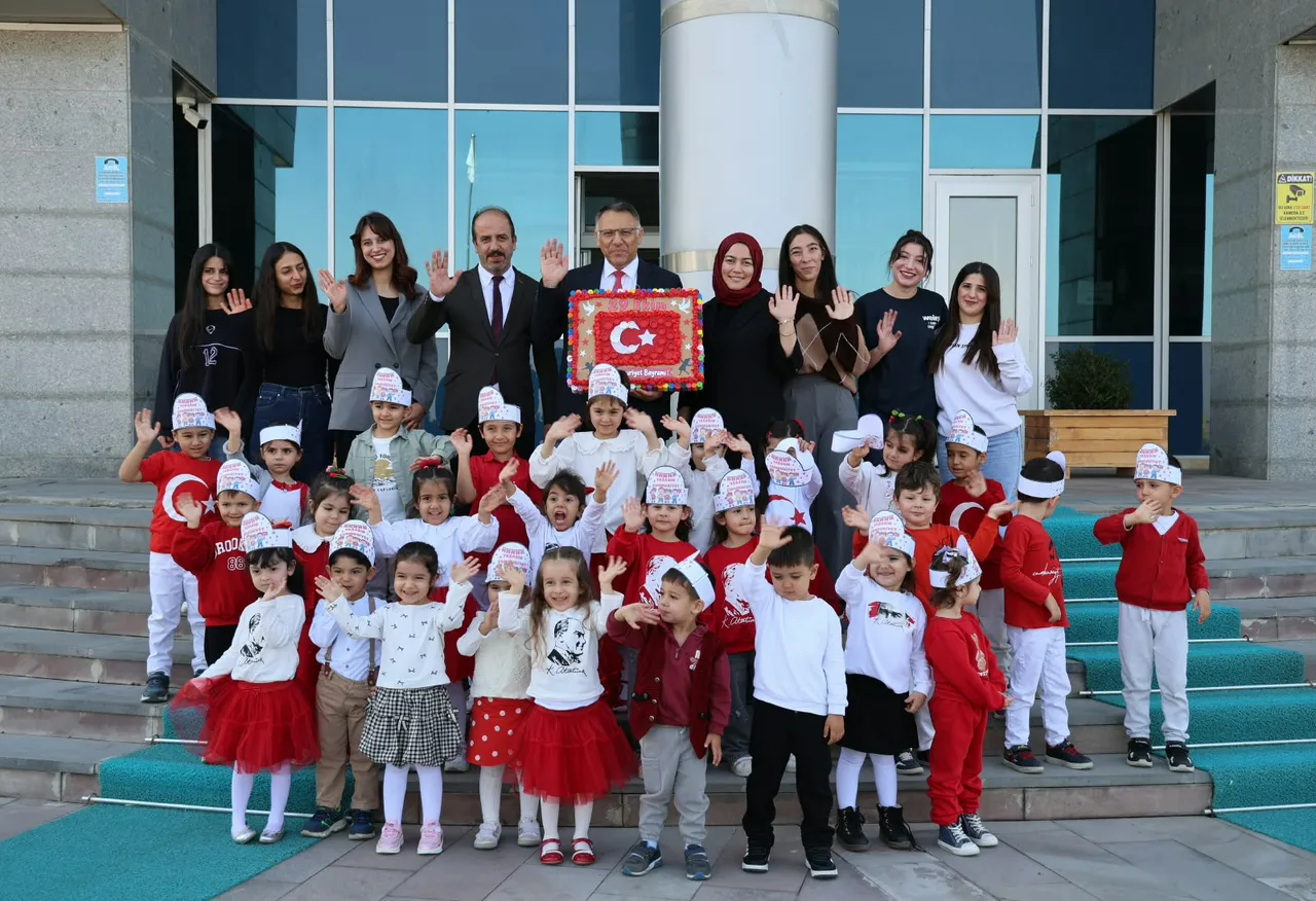 Öğrencilerden Rektör Gürel’e "Sıfır Atık" Temalı Cumhuriyet hediyesi