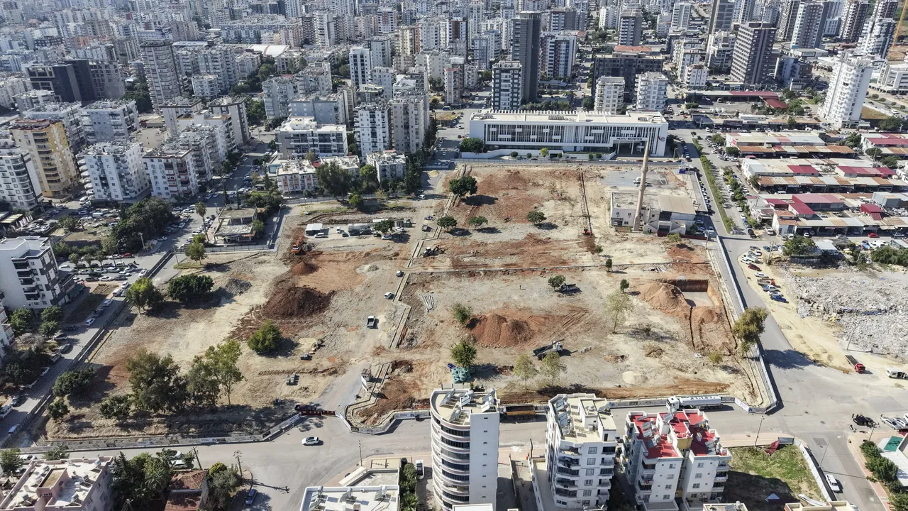 Büyükşehir’in ‘Mezitli Kent Meydanı’ Projesinde Çalışmalar Sürüyor