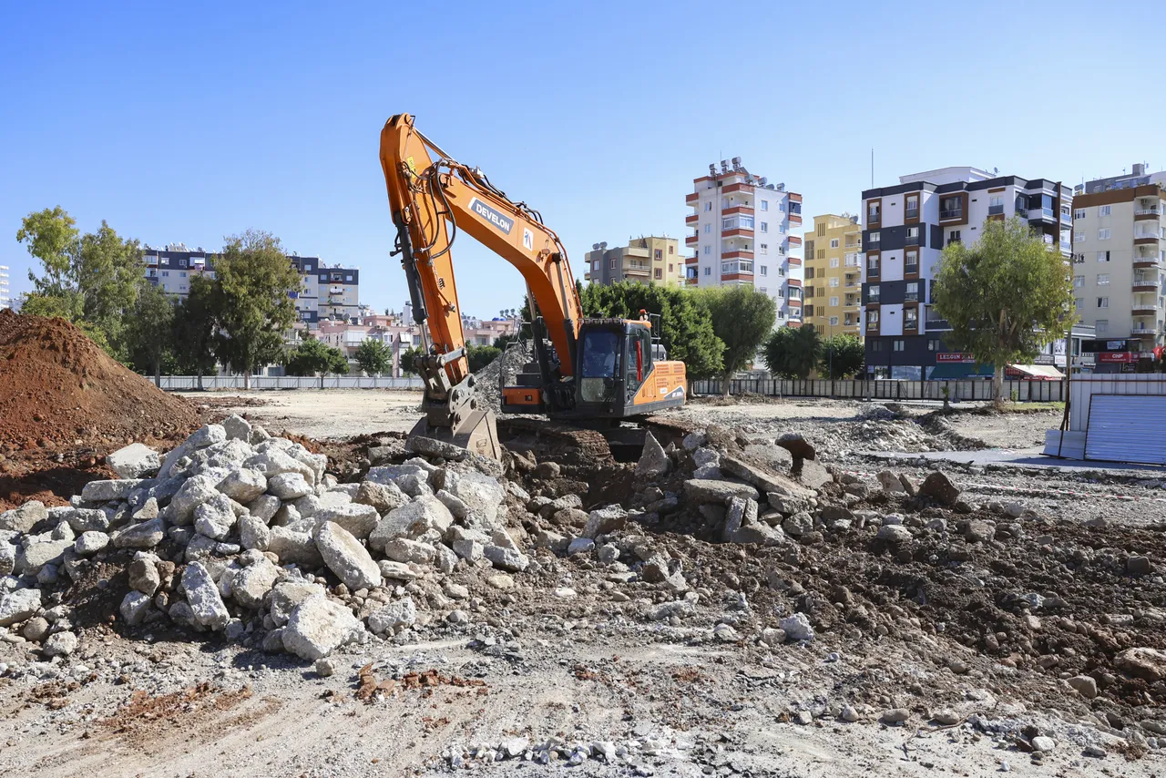 Büyükşehir’in ‘Mezitli Kent Meydanı’ Projesinde Çalışmalar Sürüyor