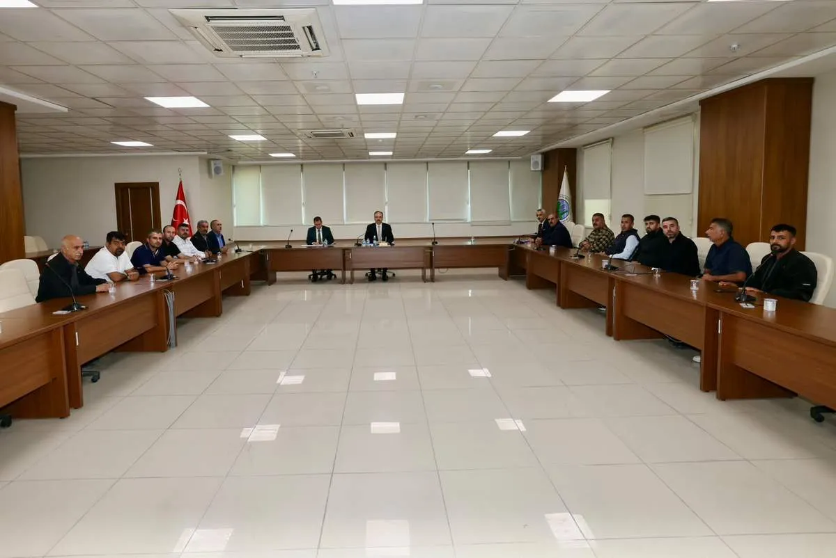 Siirt Valisi Kızılkaya, toplu taşıma kooperatiflerinin temsilcileriyle görüştü