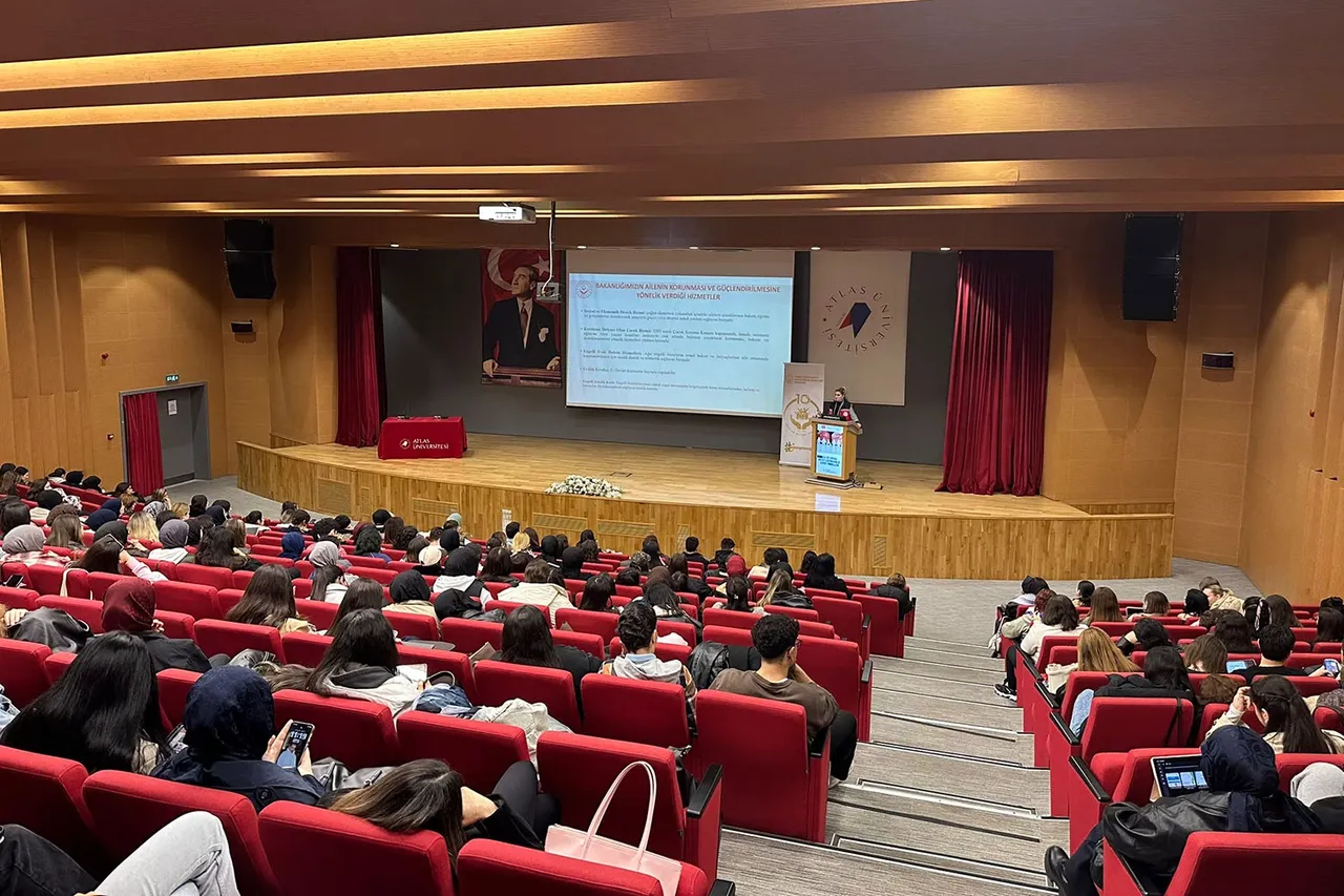 İstanbul Atlas Üniversitesi’nde “Sosyal Hizmet Uygulama ve Hizmet Modelleri” eğitimi verildi