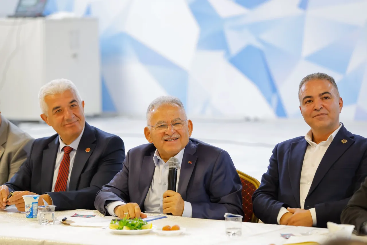 Başkan Büyükkılıç, Sarız ve Pınarbaşı’nda Muhtarlarla Buluştu: İnsanı yaşat ki devlet yaşasın
