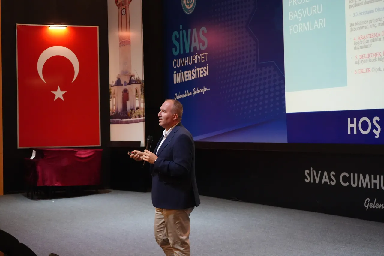 Sivas Cumhuriyet Üniversitesi’nde TÜBİTAK 2209-A ve 2209-B projelerine yönelik bilgilendirme eğitimi düzenlendi