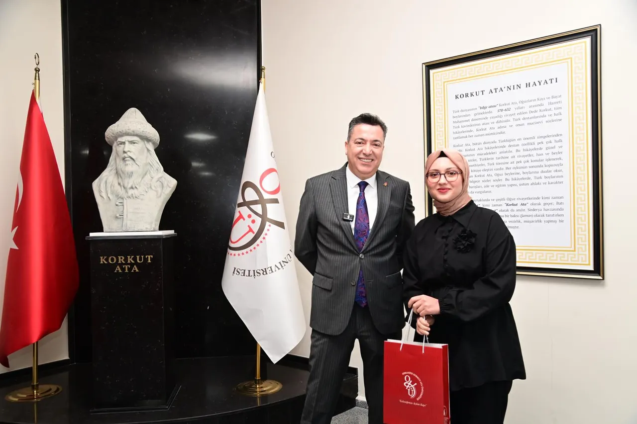 Osmaniye Korkut Ata Üniversitesine birincilikle yerleşen öğrencilere hediye takdim edildi