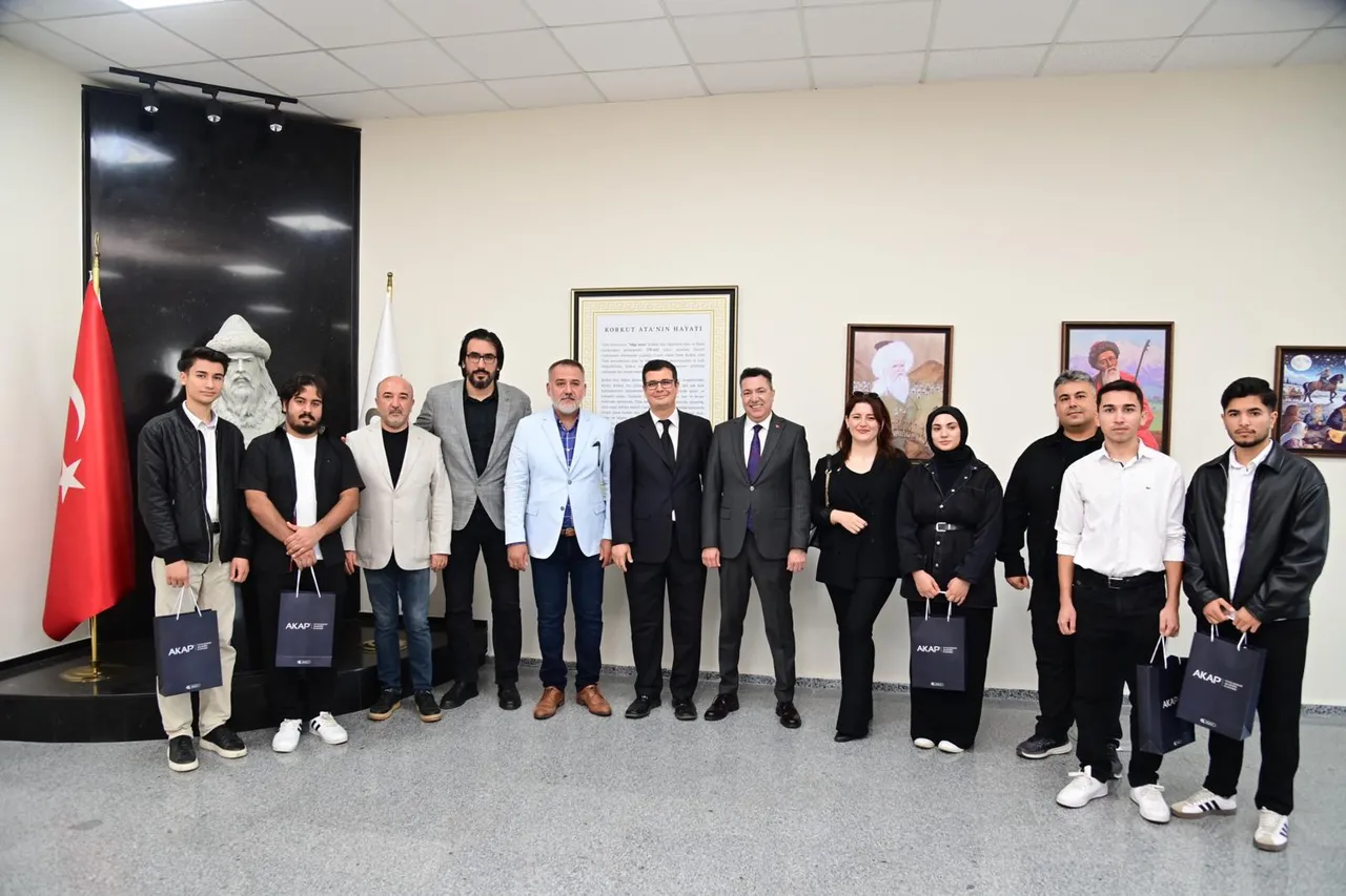 Osmaniye Korkut Ata Üniversitesine birincilikle yerleşen öğrencilere hediye takdim edildi