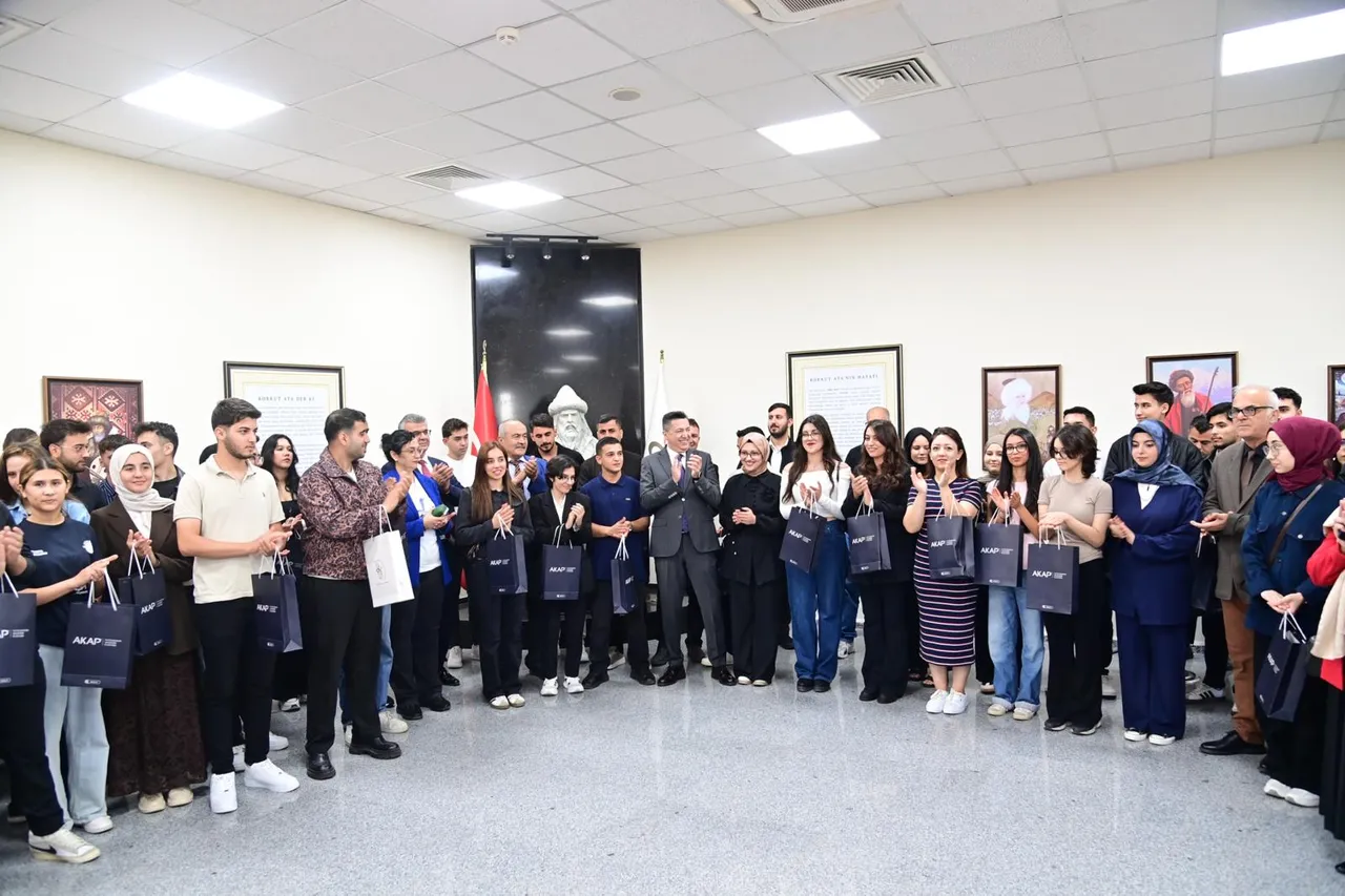 Osmaniye Korkut Ata Üniversitesine birincilikle yerleşen öğrencilere hediye takdim edildi