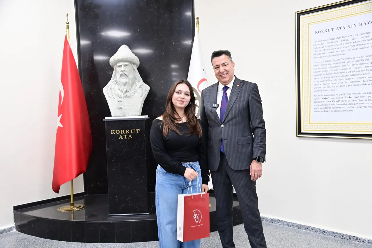 Osmaniye Korkut Ata Üniversitesine birincilikle yerleşen öğrencilere hediye takdim edildi