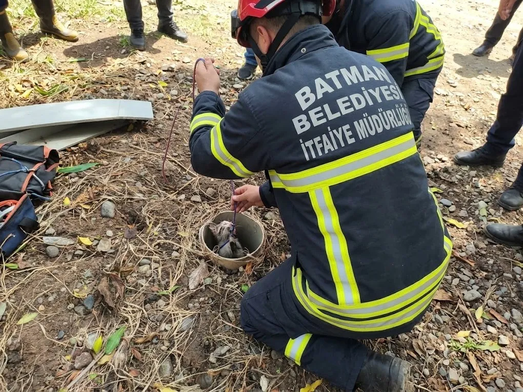 Boru içerisinde mahsur kalan yavru kedi itfaiye ekiplerince kurtarıldı