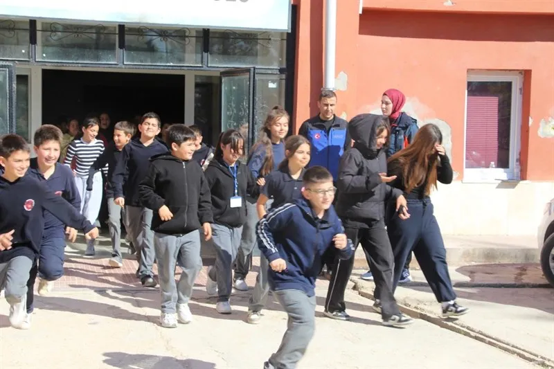 Başmakçı Kaymakamlığı: Kaymakamımız Merve Bayri afetlere hazır olalım” konulu seminere katıldı