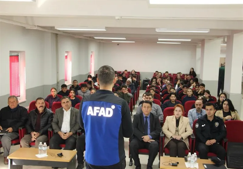 Başmakçı Kaymakamlığı: Kaymakamımız Merve Bayri afetlere hazır olalım” konulu seminere katıldı
