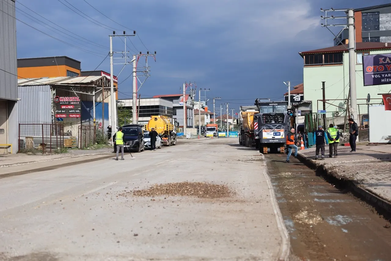 Başkan Özlü, Karamürsel Caddesi´ndeki çalışmaları yerinde inceledi
