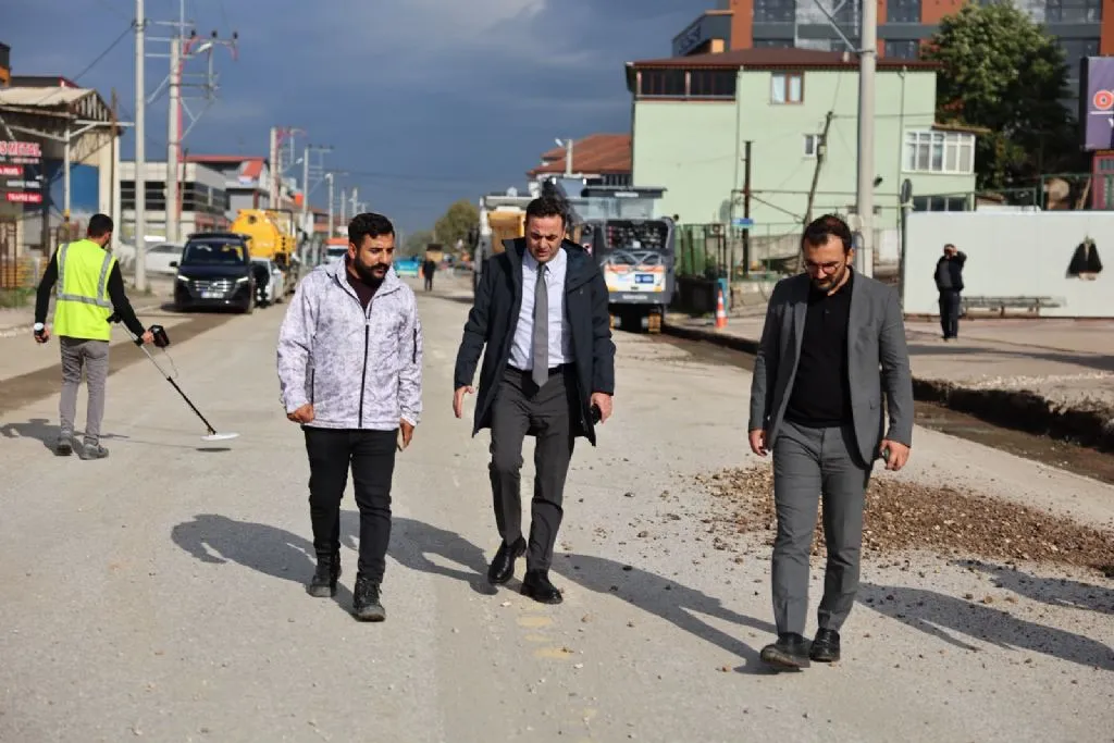 Başkan Özlü, Karamürsel Caddesi´ndeki çalışmaları yerinde inceledi