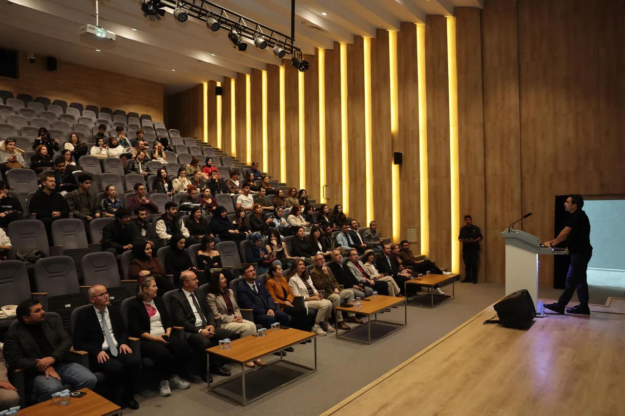 Bandırma Onyedi Eylül Üniversitesinde “2 Gr Tasarım” kişisel sergisinin açılışı yapıldı
