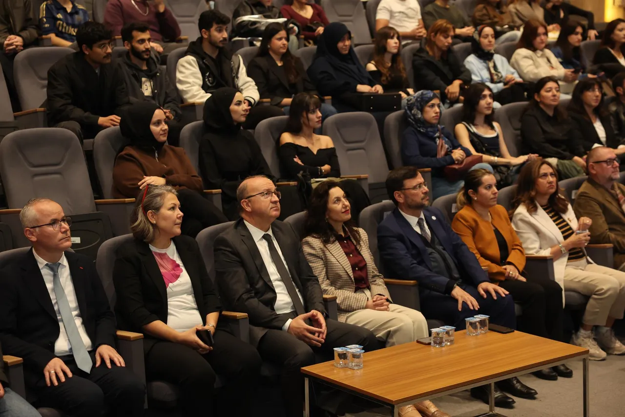 Bandırma Onyedi Eylül Üniversitesinde “2 Gr Tasarım” kişisel sergisinin açılışı yapıldı