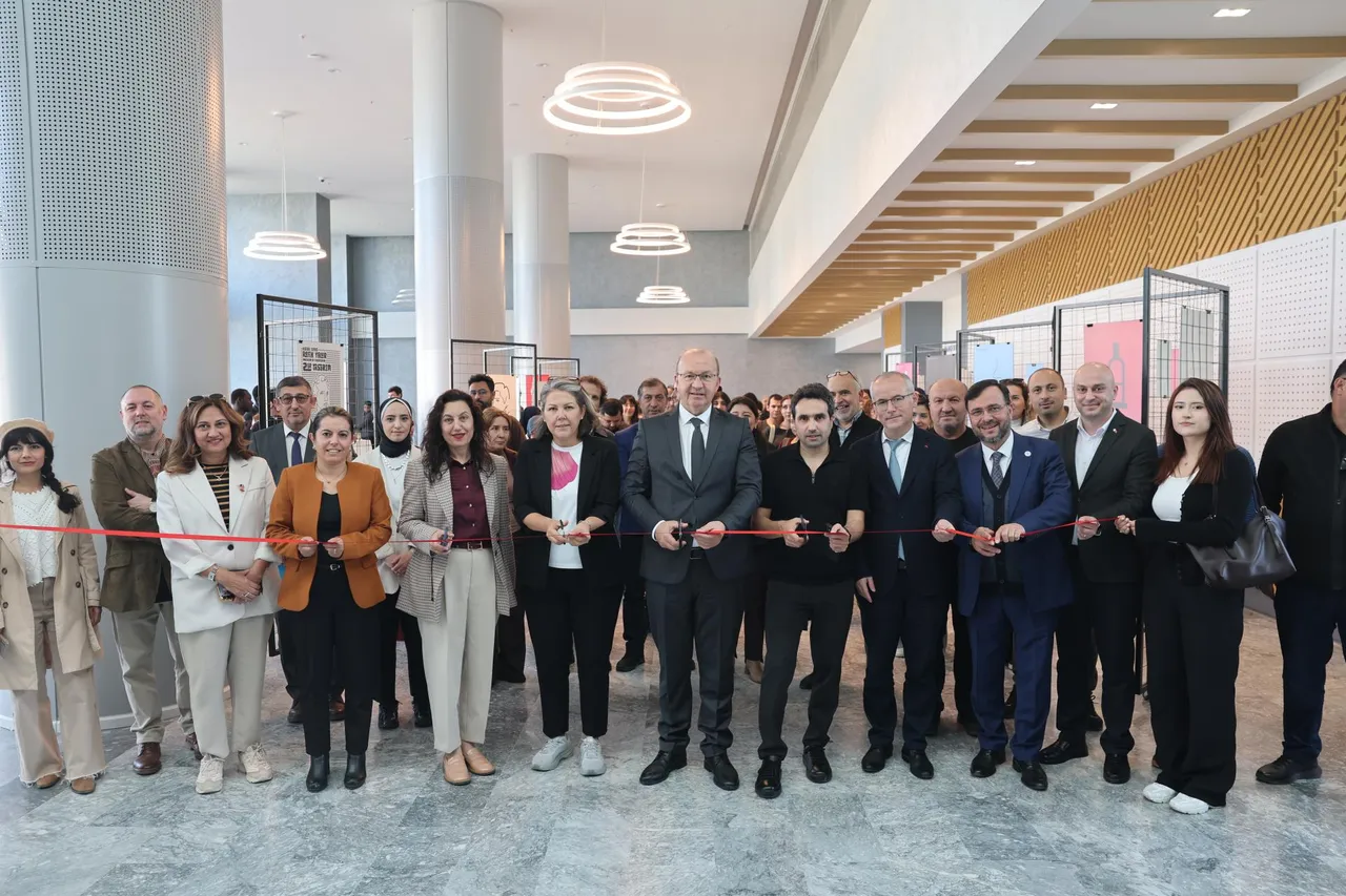 Bandırma Onyedi Eylül Üniversitesinde “2 Gr Tasarım” kişisel sergisinin açılışı yapıldı