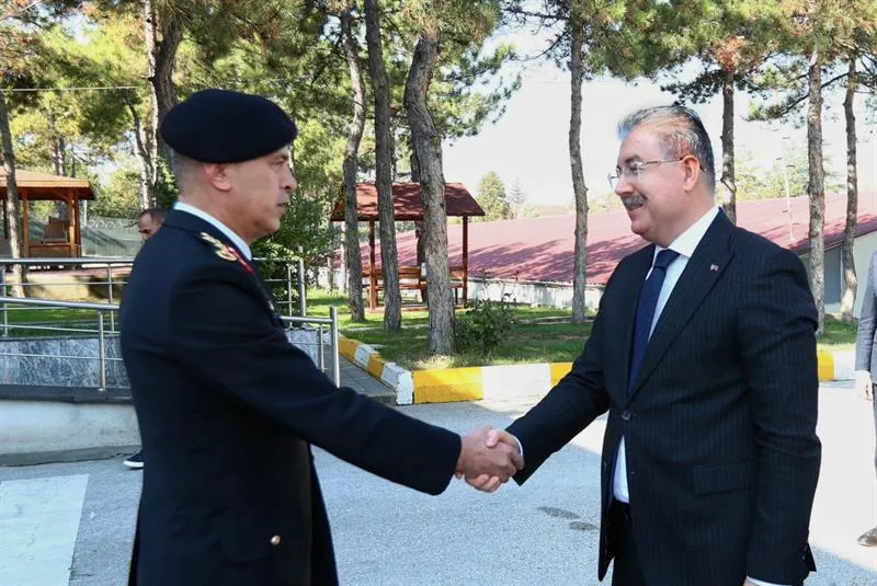 Eskişehir Valisi Erdinç Yılmaz, İl Jandarma Komutanı J.Kd. Alb. Veysel Ergün’e iadeiziyarette bulundu