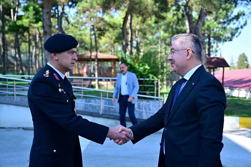Eskişehir Valisi Erdinç Yılmaz, İl Jandarma Komutanı J.Kd. Alb. Veysel Ergün’e iadeiziyarette bulundu