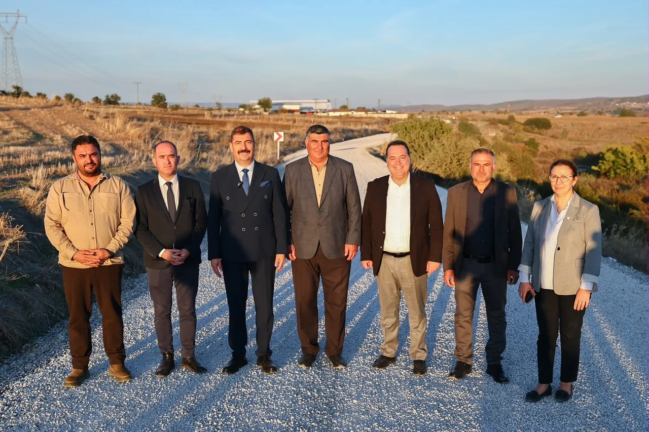 Başkan Dutlulu, Kula’da 30 kilometrelik yol çalışmasını inceledi