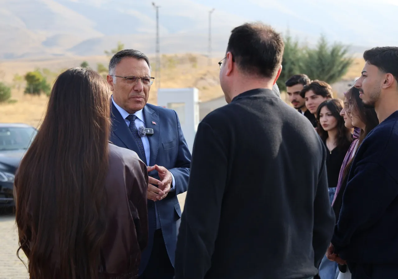 Rektör Gürel, tarımsal biyoteknoloji bölümünün ilk öğrencileriyle buluştu