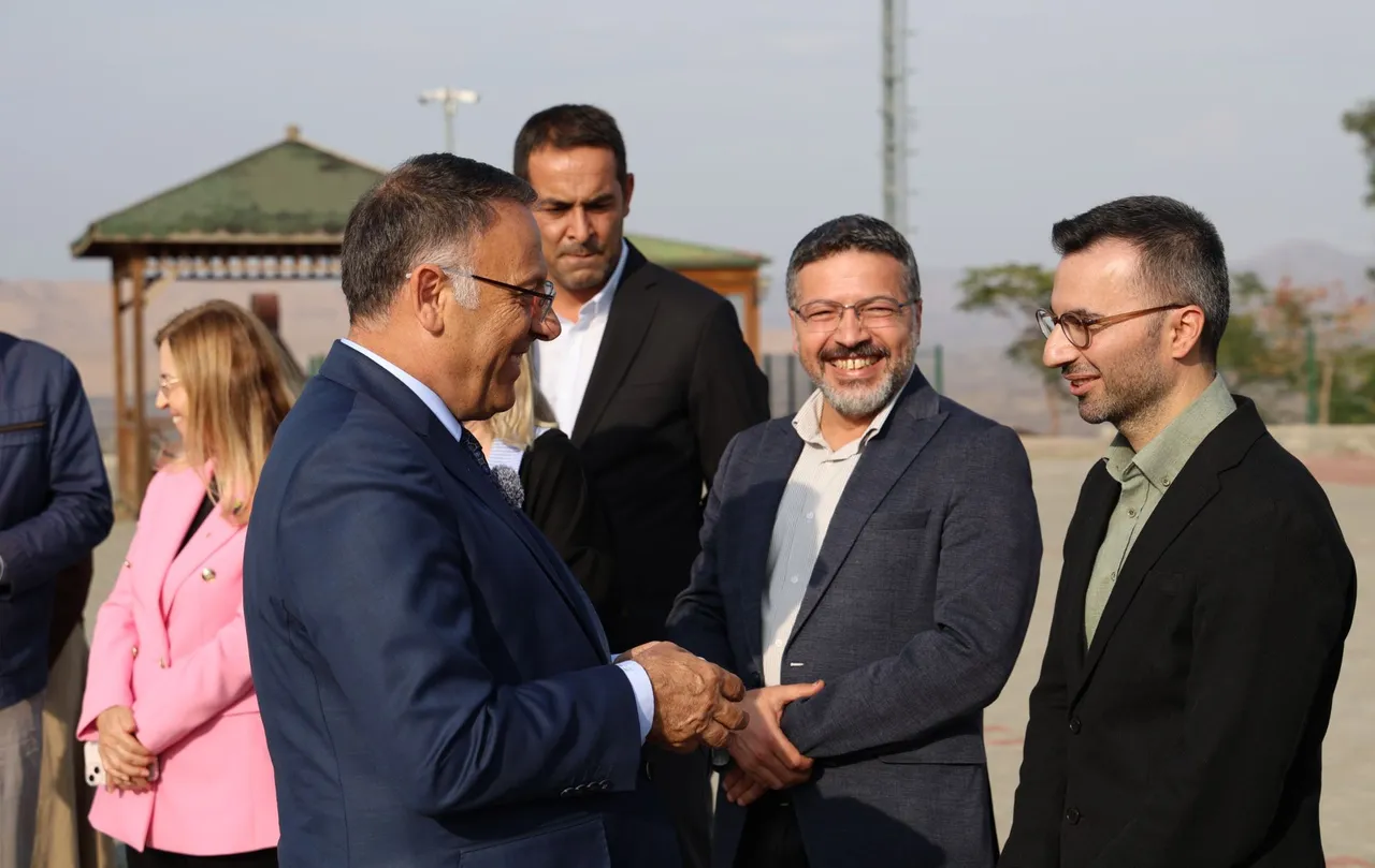 Rektör Gürel, tarımsal biyoteknoloji bölümünün ilk öğrencileriyle buluştu