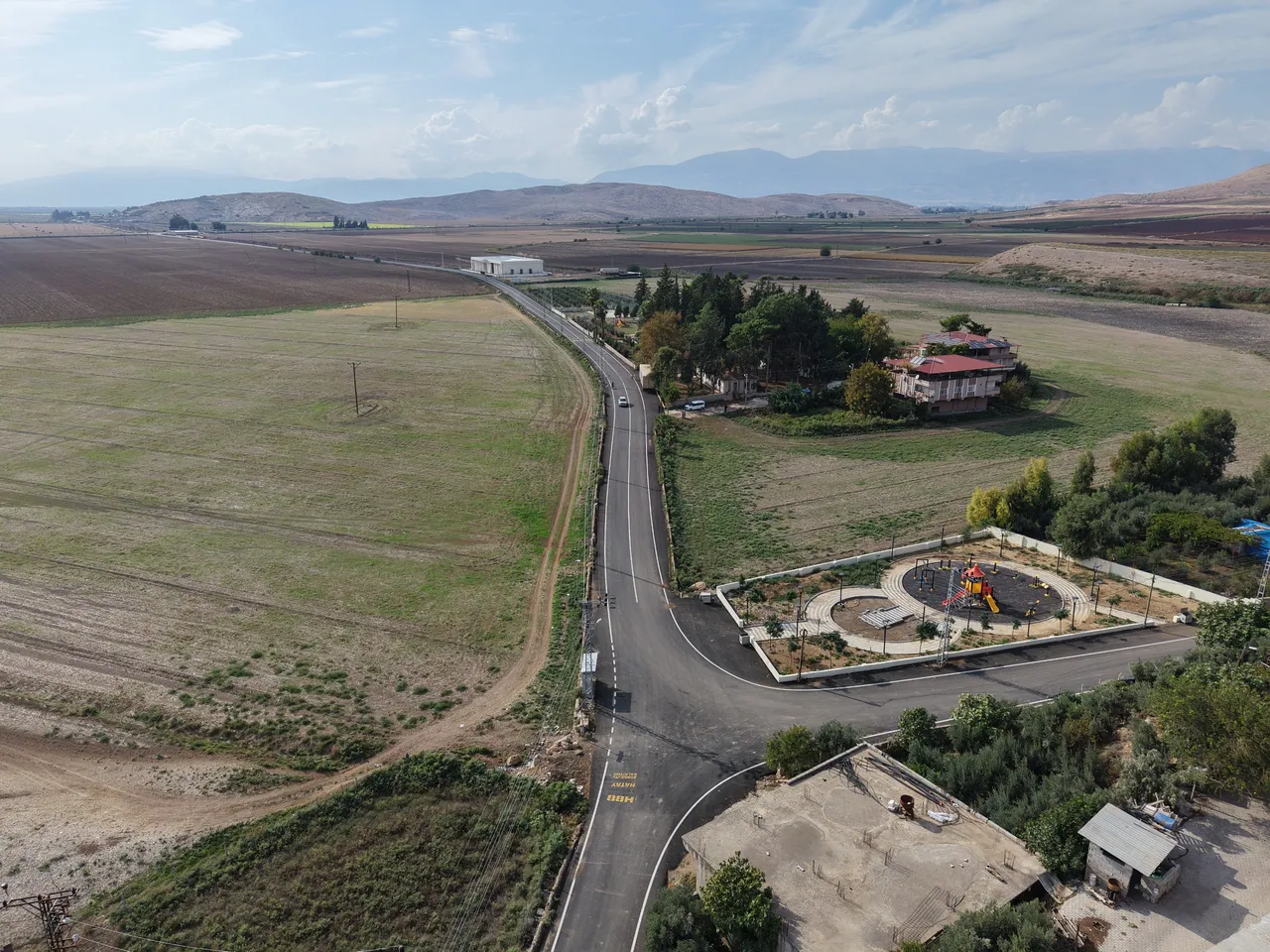 HBB’den Kumlu Akpınar bağlantı yolunda beton asfalt çalışması