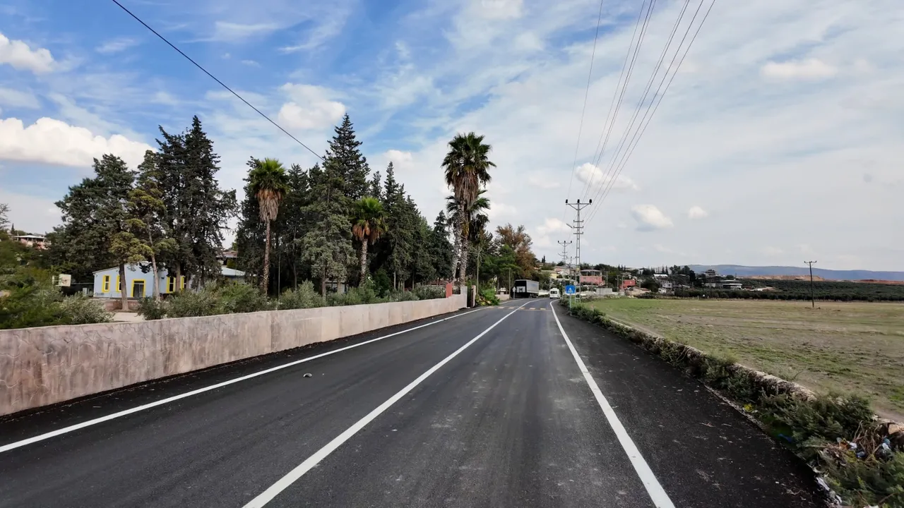 HBB’den Kumlu Akpınar bağlantı yolunda beton asfalt çalışması