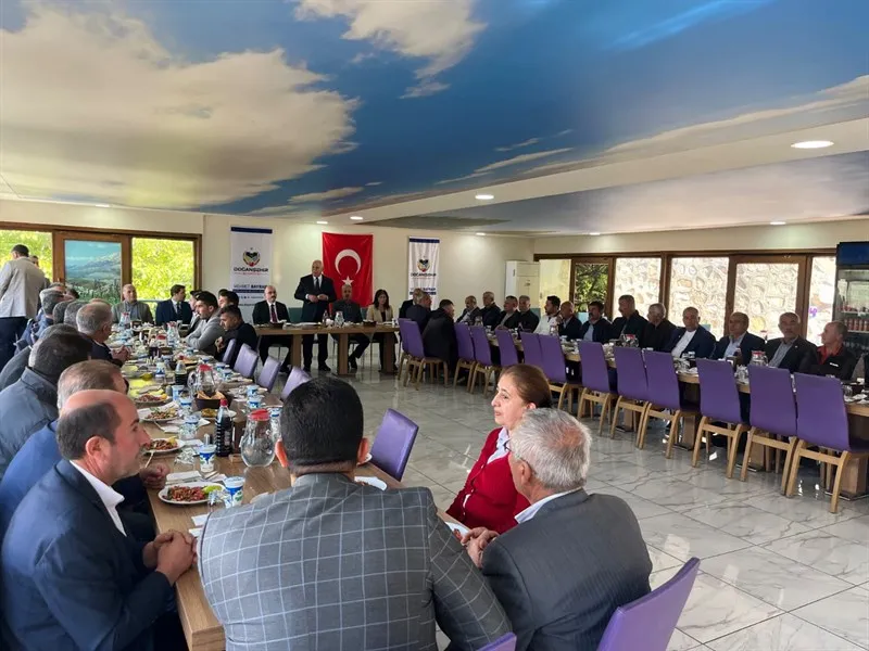 Doğanşehir Belediyesi, sosyal tesisinde muhtarlarıyla bir araya geldi