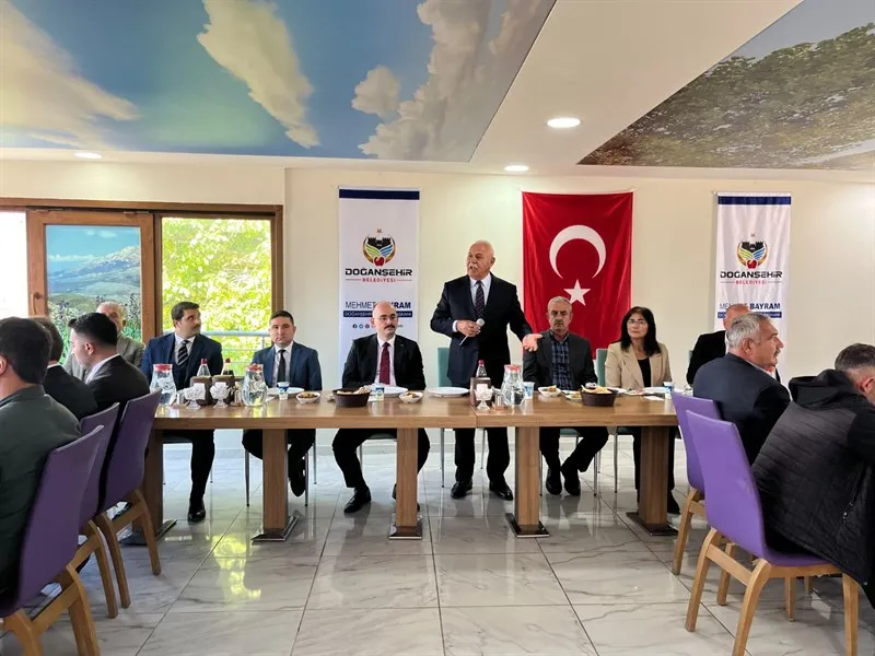 Doğanşehir Belediyesi, sosyal tesisinde muhtarlarıyla bir araya geldi