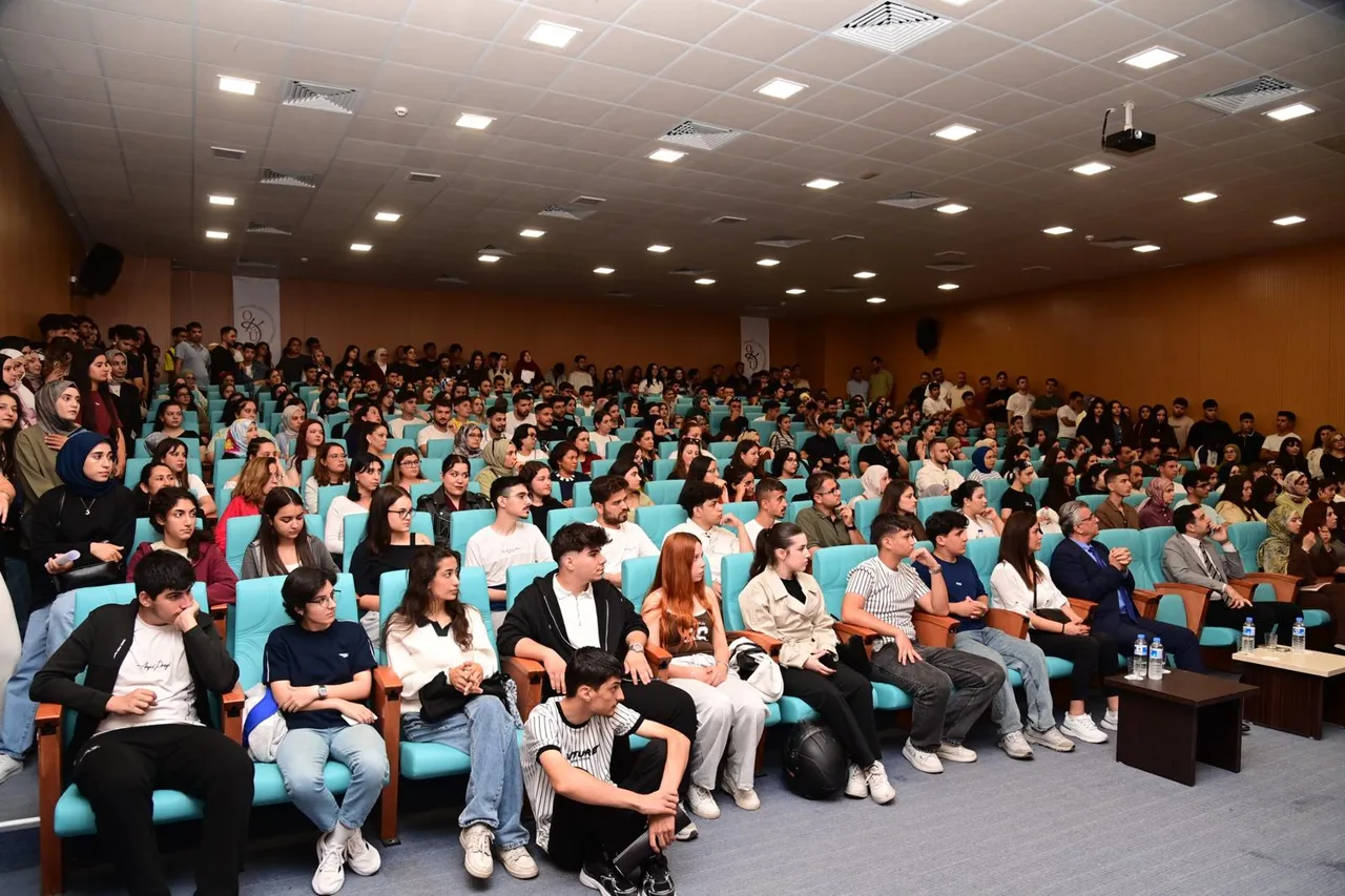 Osmaniye Korkut Ata Üniversitesi Rektörü Uzun, Kadirli’de öğrencilerle buluştu