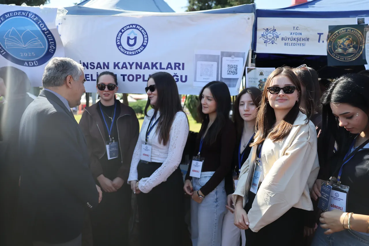 Adnan Menderes Üniversitesinde Öğrenci Toplulukları Tanıtım ve Üye Kabul Günü etkinliği düzenledi