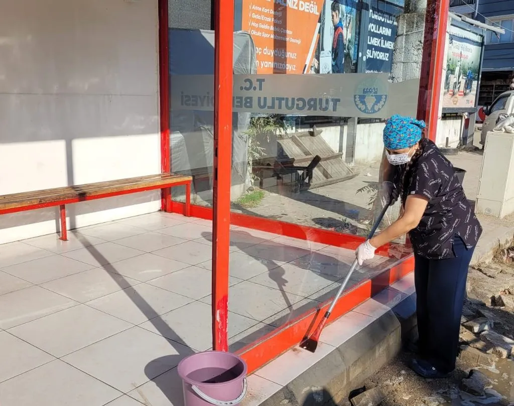 Turgutlu Belediyesinden servis bekleme durakları için temizlik çalışması