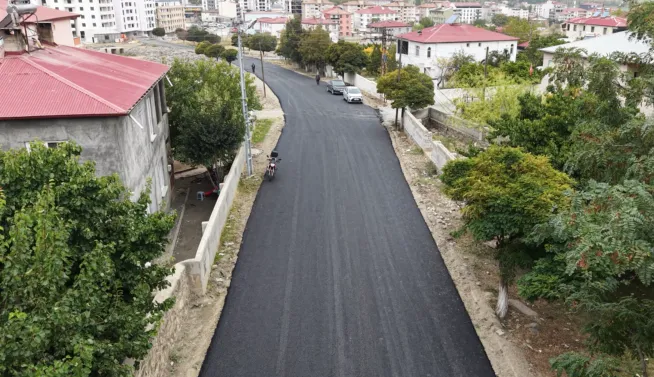 Belirlenen güzergahlarda sıcak asfalt serim çalışmaları tamamlandı