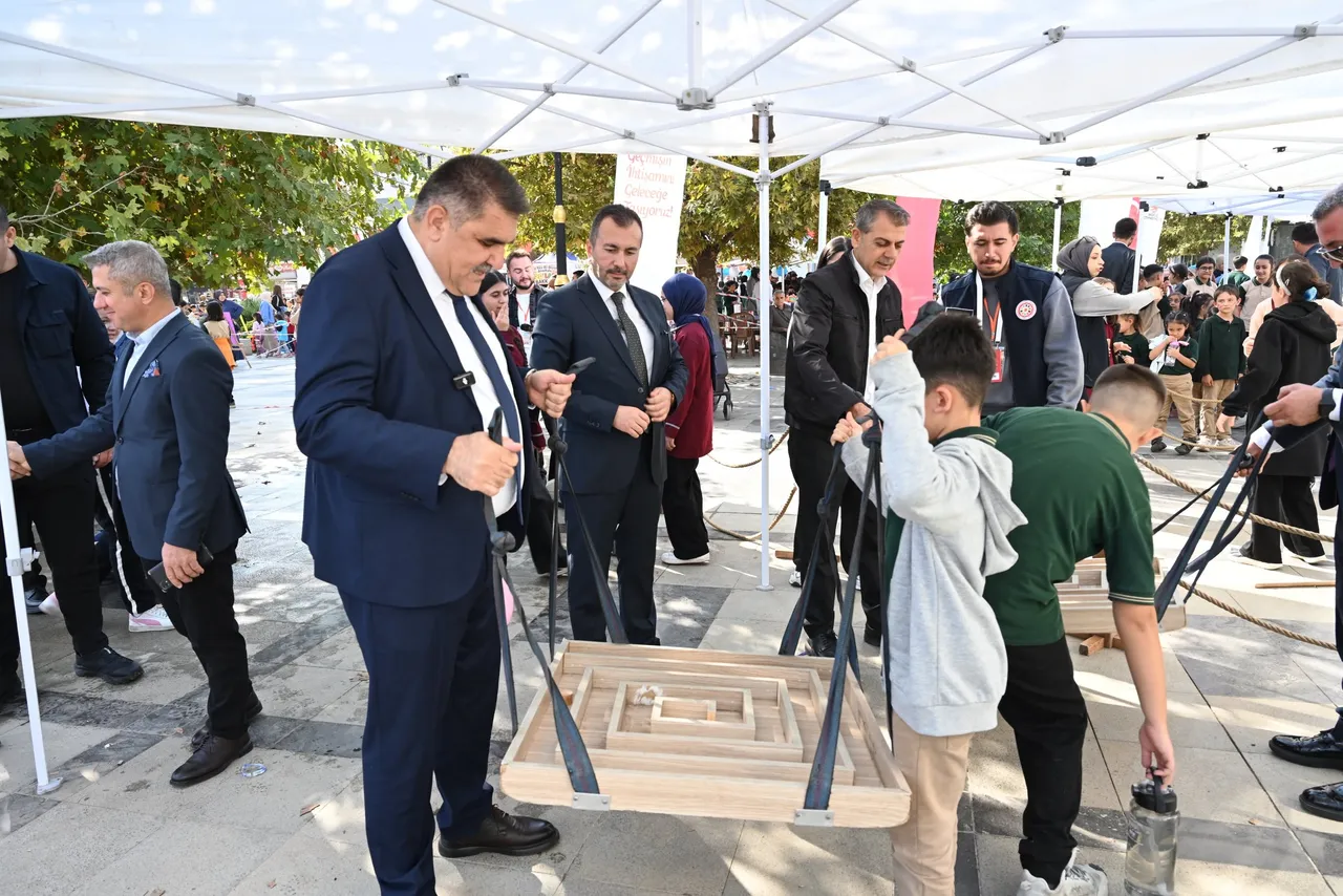 Millet Meydanı’nda nostalji rüzgârı esti