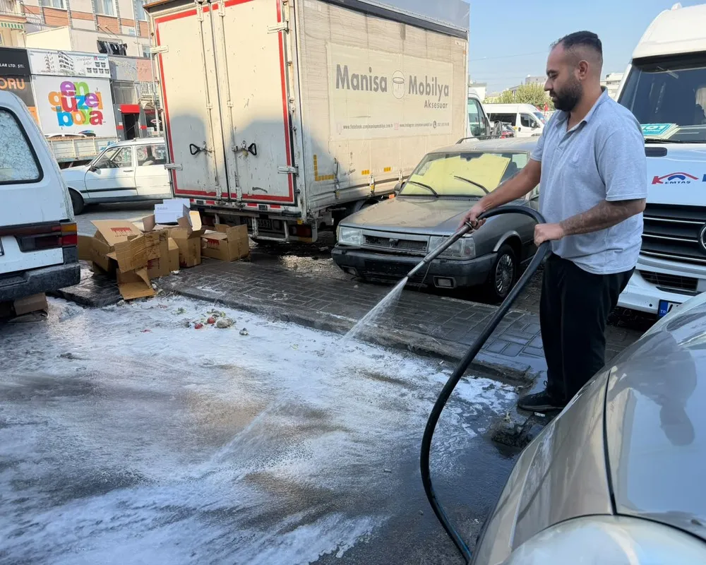Şehzadeler Belediyesi’nden çöp konteynerlerinde temizlik seferberliği